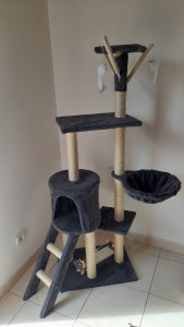 Photo de galerie - Montage arbre à chat et petits meubles 