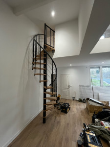 Photo de galerie - Pose de cette escalier en colimaçon 