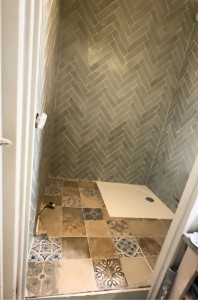 Photo de galerie - Faïence zellige pose en chevrons + sol à motif à fleur du bac à douche pour accès handicapé 