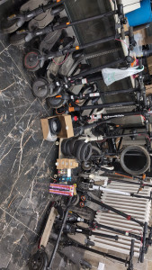 Photo de galerie -  nous faisons les changement de pneu, plaquettes , batterie, potence display 