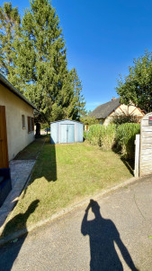 Photo de galerie - Remise en état du jardin avec tonte et débroussaillage, pour retrouver un espace propre et soigné.