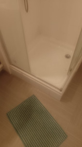 Photo de galerie - J'ai refais la porte de douche chez Mlle Ruthvir à la Courneuve.
travail bien fini.