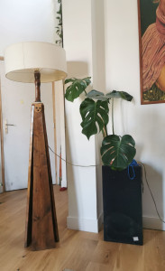 Photo de galerie - Lampe avec piètement massif et assemblage cuire 