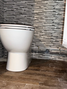 Photo de galerie - Pose d’un WC Sanibroyeur SFA, avec son lave main