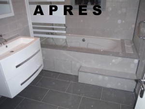 Photo de galerie - Carrelage sol et murs - baignoire avec marche - meuble lavabo