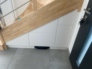 Photo de galerie - Aménagement dessous d’escalier avec des caissons IKEA , création d’un espace de stockage pour aspirateur robot 