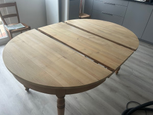 Photo de galerie - Ponçage du plateau de cette table, qui avait été très abîmée au fil du temps