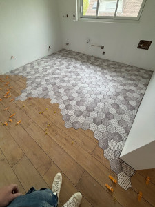 Photo de galerie - Imitation parquet et carreaux hexagonale, raccord parfait