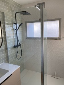 Photo de galerie - Parois vasque et colonne de douche 