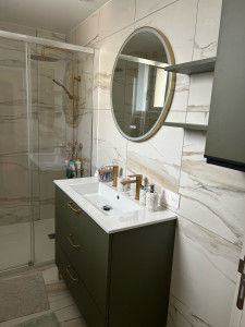 Photo de galerie - Salle de bain complète, tout mur carreler, douche, meuble