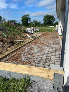 Photo de galerie - Préparation d’une dalle en béton armé pour une terrasse extérieure ! Réalisation du coffrage et mise en place du treillis soudé avant coulage du béton. Un travail précis et soigné pour garantir une structure solide, résistante et durable !