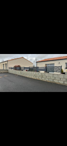 Photo de galerie - Chaînage beton + fixation et mise en place brise vue rigide avec fixation des plaque dans les poteaux