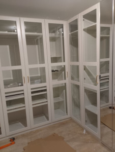Photo de galerie - Montage dressing pax Ikea 9 pièces avec angle et 3 portes miroirs sur Poisy 