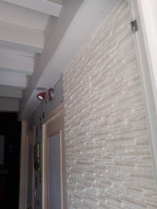 Photo de galerie - Couloir 11m2 refait à neuf papier , pierre de parement et poutre peint en blanc et porte 