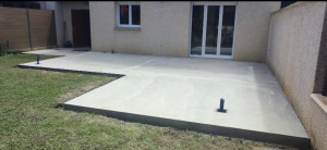 Photo de galerie - Coulage d’une dalle en béton pour terrasse extérieure.