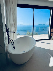 Photo de galerie - Installation professionnelle d’une baignoire îlot avec vue d’exception. Finitions impeccables, travail soigné et matériaux de qualité. Contactez-nous pour vos projets de rénovation et d’aménagement de salle de bains. ?✨
