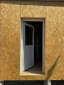 Photo de galerie - Installation d'une porte d'entrée sur maison en ossature métallique 