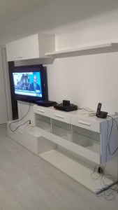 Photo de galerie - Installation téléviseur sur mur dans meuble living