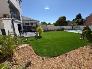 Photo de galerie - Création complète - Terrassement - Plantations - Gazon synthétiques 52 mm