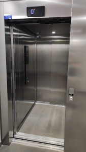 Photo de galerie - Entretien des inox d'ascenseurs 
