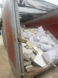 Photo de galerie - Benne de la déchèterie bien remplie et camion vide 