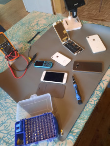 Photo de galerie - Table de travail avec tapis antistatique et outillage spécialisé