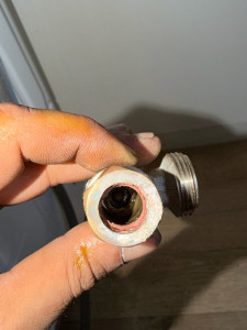 Photo de galerie - Un raccord qui lache sa soudure les locataires qui nés savaient pas où est la vanne de arret je vous dit pas les état de logement 