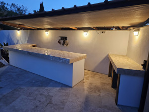 Photo de galerie - Créer un espace de vie à l'extérieur, bar sur mesure en bois en pierre peu importe tant que c'est fonctionnel, pour vous et votre famille