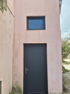 Photo de galerie - Porte de services et fenêtre fixe