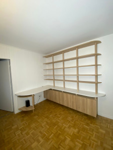 Photo de galerie - Conception, création et réalisation d'une bibliothèque/bureau sur mesures.