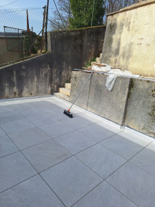 Photo de galerie - Pose de dalle sur plot effectué après étanchéité complète de cette terrasse .