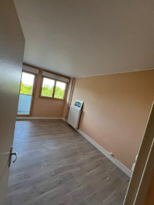 Photo de galerie - Rénovation du mur du salon : Travaux de préparation, application de peinture et finitions soignées pour obtenir un rendu propre, lisse et harmonieux. Un travail réalisé avec soin et précision pour embellir l’espace de vie