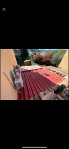 Photo de galerie - Application de peinture d’étanchéité sur une toiture avec plaques PST