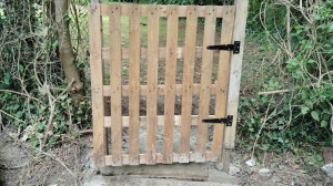 Photo de galerie - Porte jardin avec palette et marche en béton réalisé 
