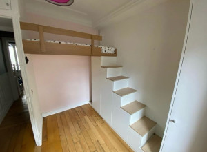 Photo de galerie - Meuble de rangement escalier avec lit mezzanine.