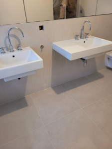 Photo de galerie - Pose de deux lavabo