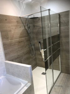 Photo de galerie - Rénovation de salle de bain avec siège de douche