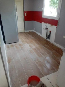 Photo de galerie - Carrelage imitation bois dans une cuisine sur quintin