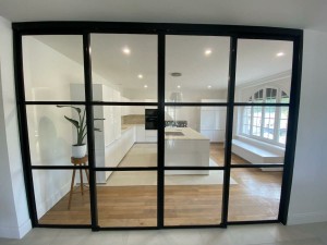 Photo de galerie - Verrière avec double portes coulissantes pour une cuisine