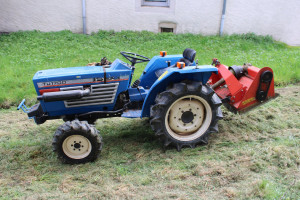 Photo de galerie - Micro tracteur avec gyrobroyeur à fléaux.