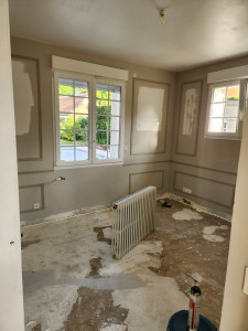 Photo de galerie - Pose parquet bois massif en point de Hongrie + tapisserie (avant)