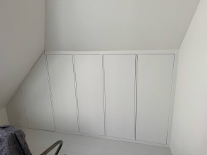 Photo de galerie - Rangement sur mesure sous le pent de l’appartement dans le comble  