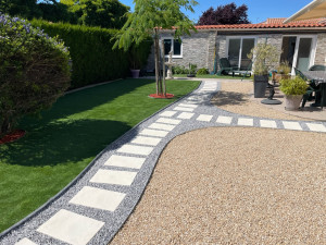 Photo de galerie - Création et aménagement d’un jardin sec avec gazon synthétique.