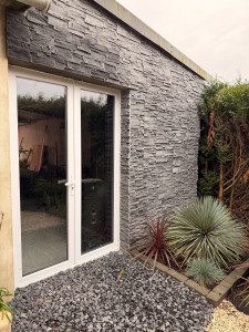 Photo de galerie - Pose de pierre murale et aménagement extérieur et plantation 