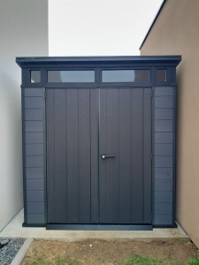 Photo de galerie - Je réalise le montage de cabanes, abris de jardin en bois, en PVC ou en tôle. Voici un exemple d'un abri de jardin en PVC.