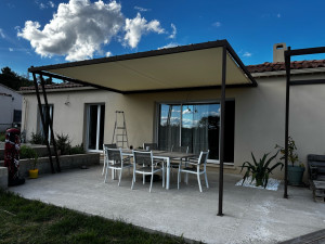 Photo de galerie - Fabrication d’une pergola avec une toile tendue