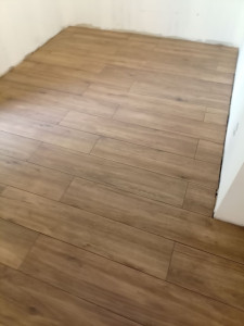 Photo de galerie - Pose d'un carellage de 23 x 120 sur natte de désolidarisation fini avec joint couleur chambre parental 