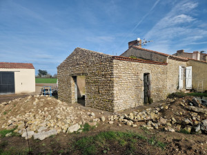 Photo de galerie - Demolition d ancien mur en pierre puis reconstruction en parpaings puis rhabiller en pierre avec genoise 

