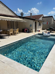 Photo de galerie - Piscine 7x3 carrelé en Pierre de Bali 