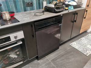 Photo de galerie - APRÈS : Incorporation du lave vaisselle (alimentation et rejet d'eau + création d'une prise sous le plan de travail) tout en optimisant le rangement par la mise en place d'un meuble à épices à proximité de la plaque de cuisson